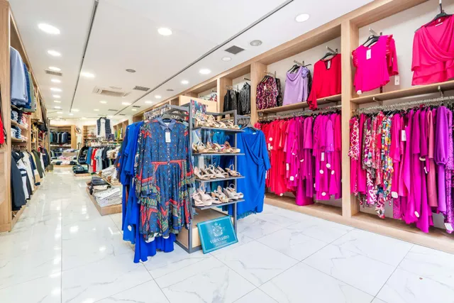 LOCAL COMERCIAL EN CALLE REYES CATOLICOS 12 — 8