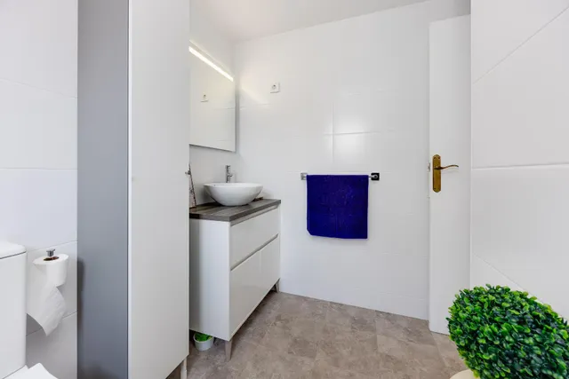 Apartamento semi reformado con orientación sur, vistas laterales al mar y piscina comunitaria. — 22