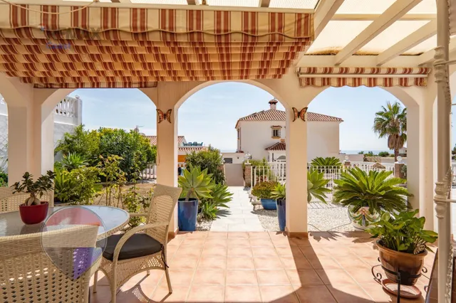 VILLA INDEPENDIENTE CON PISCINA, GRANDES TERRAZAS Y VISTAS AL MAR EN BENAJARAFE — 7