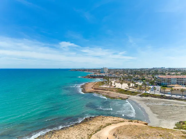 Precio bungalow con jardin y piscina comunitaria en urbanizacion lago jardin ii (los balcones) — 46