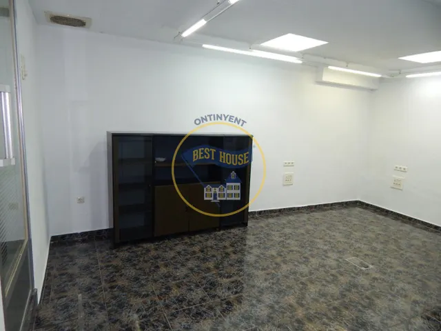 LOTE DE TRES LOCALES EN EL LLOMBO — 24