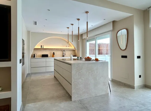 Espectacular vivienda reformada con jardín privado en Palm Beach, Marbella — 26