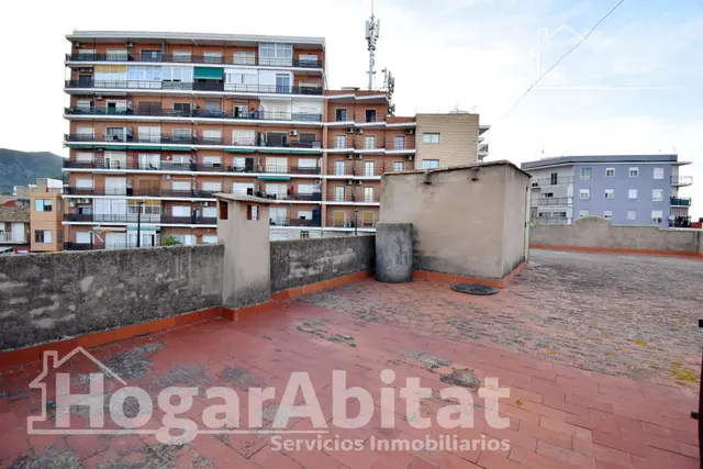 Gran casa de pueblo esquinera con trastero y terraza — 16