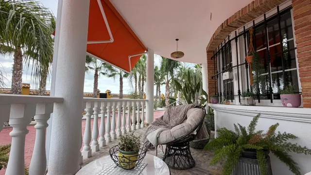 VILLA DE 4 DORMITORIOS Y 3 BAÑOS. PARCELA DE 1.850 M2. CON PISCINA CLIMATIZADA Y CASA DE INVITADOS INDEPENDIENTE EN CATRAL. — 12