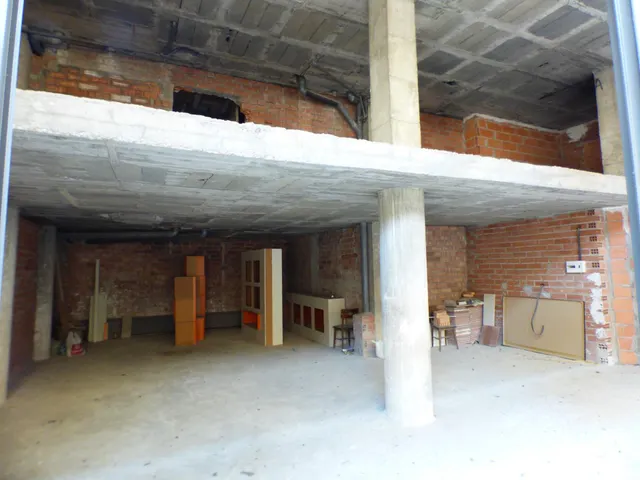 LOCAL EN VENTA CON GRAN APARADOR SITUADO EN UNA ZONA DE PASO DE MANRESA — 4