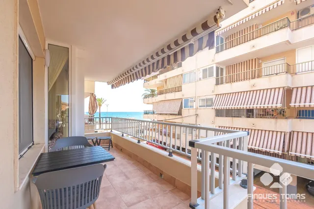 Moderno piso con balcón y vistas al mar en Cunit