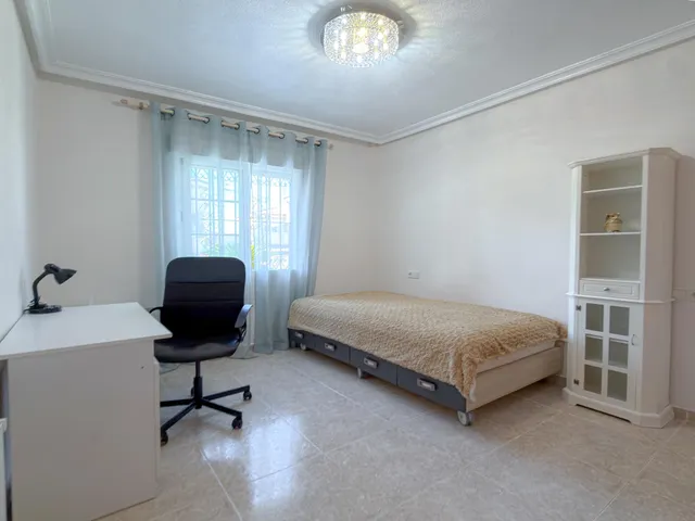 Orihuela Costa! Impresionante Villa Mediterránea con generosa parcela y amplias terrazas + Solarium privado con increíbles vistas panorámicas — 36
