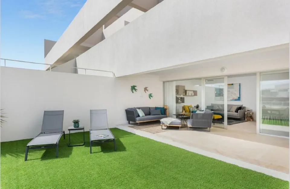 FANTASTICO BUNGALOW FRENTE A LA LAGUNA ROSA EN TORREVIEJA A ESTRENAR