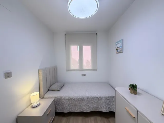 Apartamento totalmente reformado cerca de parque de las naciones con 2 dorm. 1 baño. con piscina. superficie 70 m2. — 44