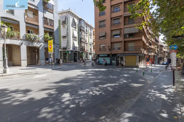 LOCAL COMERCIAL JUNTO A ÁNGEL GANIVET | ESPACIO Y UBICACIÓN. — 22
