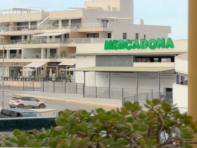Orihuela Costa! Espectacular apartamento con amplios espacios + gran terraza con vistas despejadas y laterales al mar + Parking comunitario + Piscina comunitaria con zonas ajardinadas — 11
