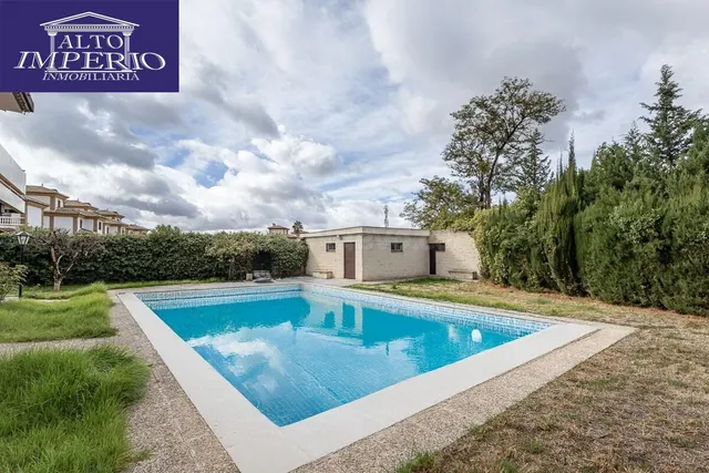 Gran casa con parcela y piscina en Cájar - foto 4
