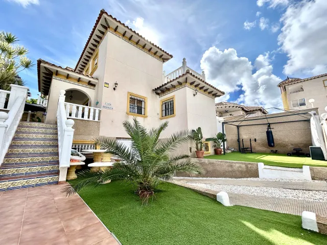 Villa de 4 dormitorios y 3 baños en villamartin (orihuela costa) — 43