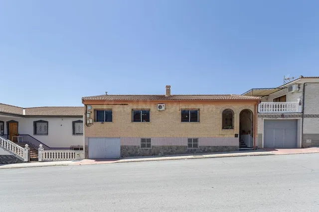 Gran casa en una sola planta con bajo de 130 m2 y solar de 3