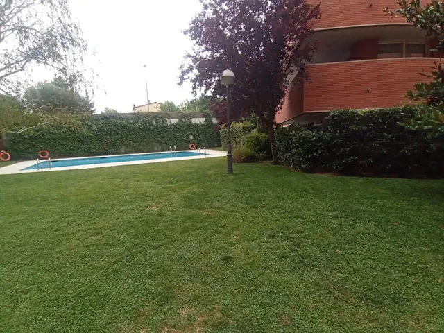Planta baja de 2 habitaciones con piscina comunitaria para reformar — 25