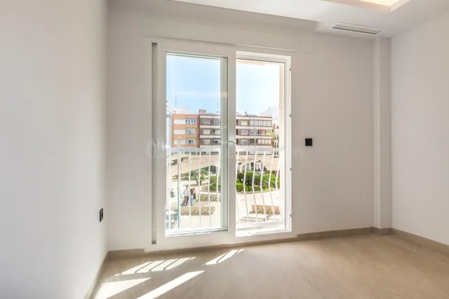 Apartamento totalmente reformado a estrenar frente a la Plaza del Teatro de Torrevieja — 5