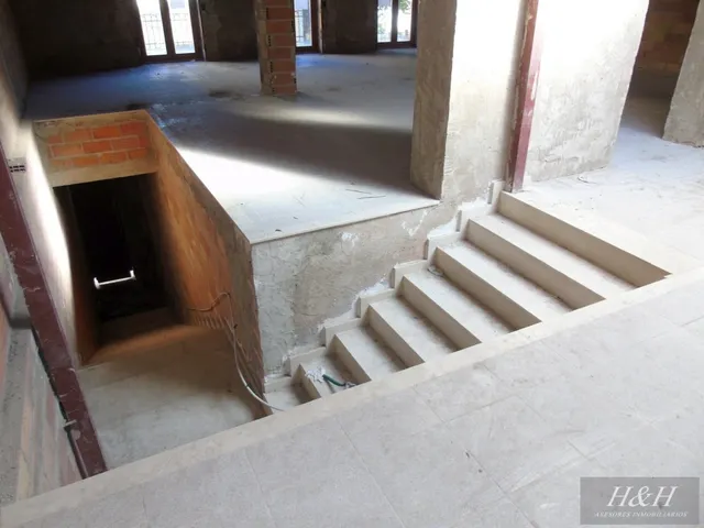 Se alquila escaleta para uso comercial en Jorge Juan. /HH Asesores, Inmobiliaria en Burjassot/. — 3