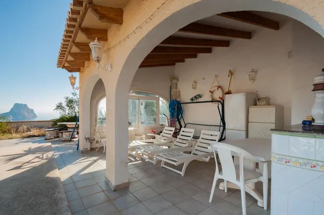 Amplia villa con vistas panorámicas al mar y pista de tenis privada en Calpe — 49