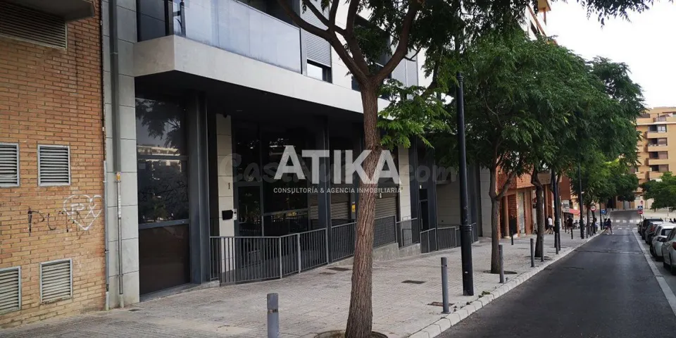 LOCAL COMERCIAL EN ALQUILER CON SALIDA DE HUMOS.