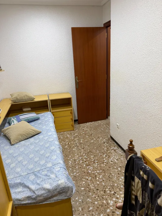 Piso con ascensor, 4 dormitorios, 2 baños, cocina 19 m2 con patio pisable, salon comedor, tres piezas a la calle. — 43