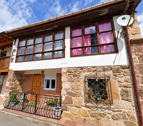CASA ADOSADA DE PIEDRA CON CUADRA Y PAJAR EN CARANCEJA–REOCÍN.-