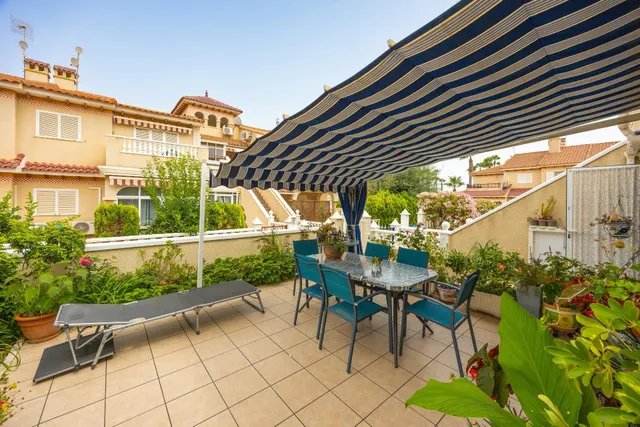 Bungalow de 2 dormitorios y piscina comunitaria en Orihuela Costa — 9