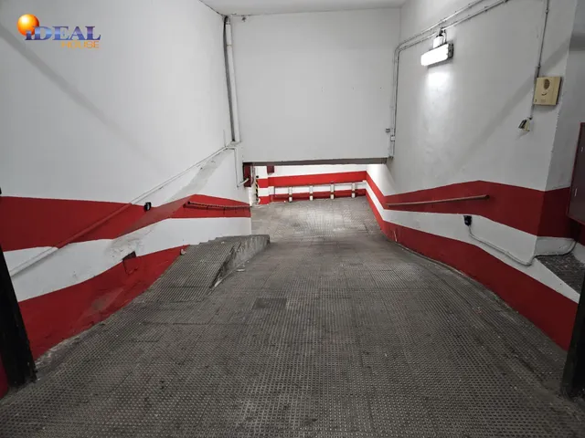 PLAZA DE GARAJE EN EL CENTRO DE GRANADA, JUNTO PLAZA TRINIDAD. — 8