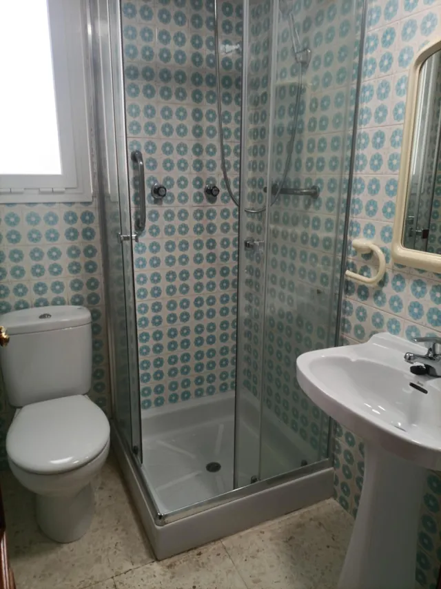 Piso de 3 dormitorios con piscina y garaje en urbanización cerca de la playa — 25