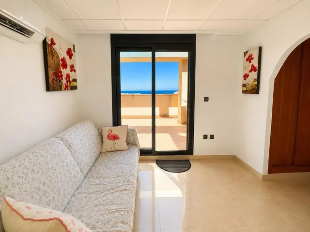 Ático dúplex con vistas frontales al mar y amplio solárium en Guardamar del Segura — 22