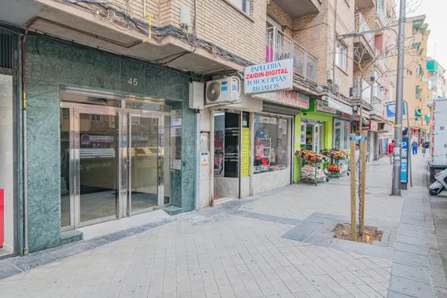 OPORTUNIDAD DE  RENTABILIDAD EN 3 LOCALES COMERCIALES  ALQUILADOS SITUADOS EN AVENIDA DILAR — 3