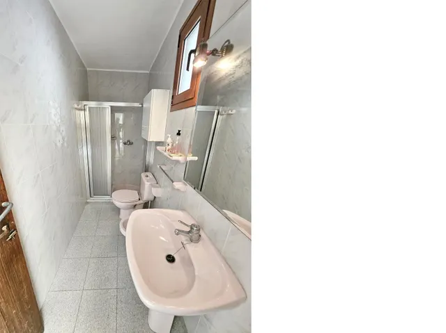 Se vende casa en casco antiguo de Oropesa, detrás del ayuntamiento. Casa con fachada a 3 calles — 28