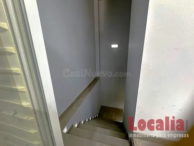 Coqueto y amplio local reformado en Torrelavega. - foto 4