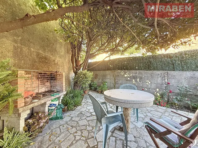 CASA EN VENTA EN RIANXO CON PATIO Y HORREO — 29