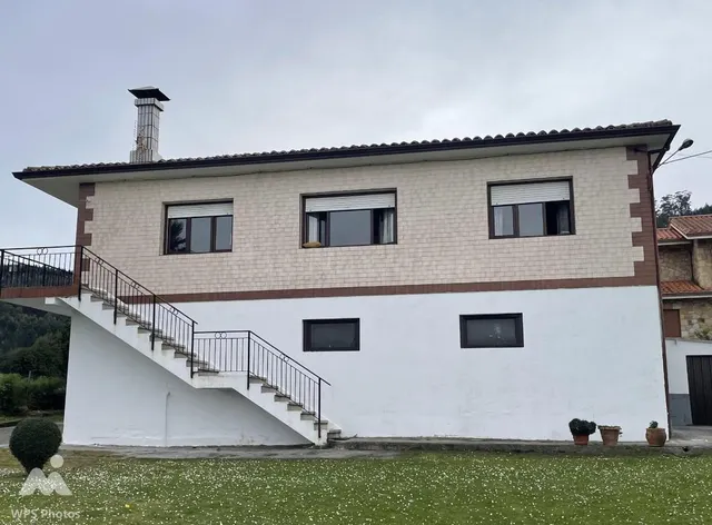 CASA EN ARNUERO CON VARIOS EDIFICIOS ANEXOS - foto 2