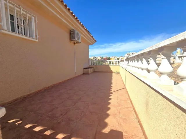 Amplia villa (aprox. 98 m2 + terrazas y garaje) con 3 dormitorios, 2 baños y gran piscina comunitaria. Cerca de colegios y comercios, y a solo 1,5 km de las playas de Punta Prima. — 18