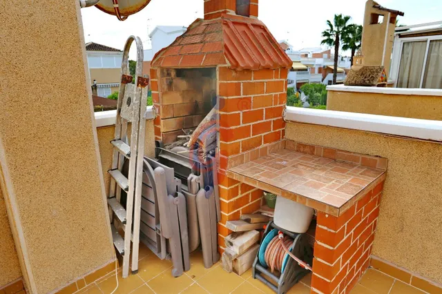 Espectacular bungalow en esquina con gran solárium, jardín privado y piscina en Guardamar del Segura — 32