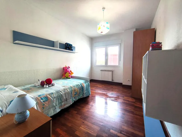 Piso exterior de 2 hab. salón, cocina independiente y baño. Plaza de aparcamiento exterior — 8