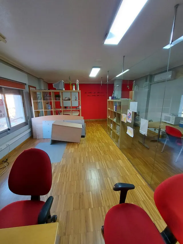 SE VENDE O ALQUILA LOCAL DE OFICINAS Y DESPACHOS EN BENIAJAN — 31