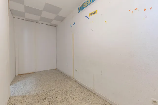 Local comercial en el zaidin, junto avda. dilar. — 13