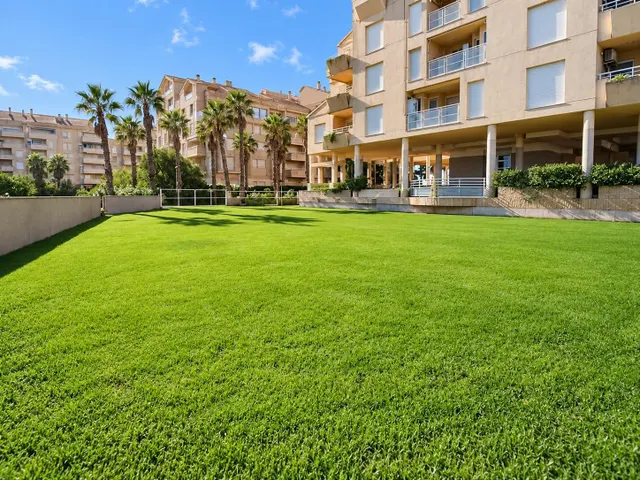 Primera línea en El Perellonet: 127 m2, terraza y tres piscinas — 13