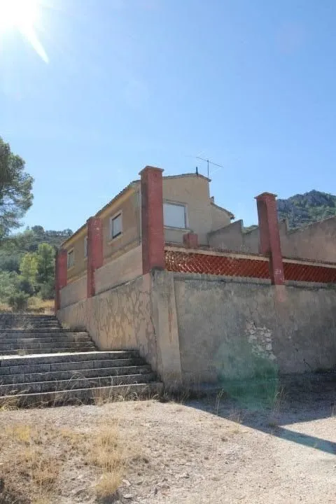 IMPRESIONANTE FINCA DE 30 HECTÁREAS CON TERRENO CULTIVABLE Y VISTAS PANORÁMICAS A VILLENA — 42