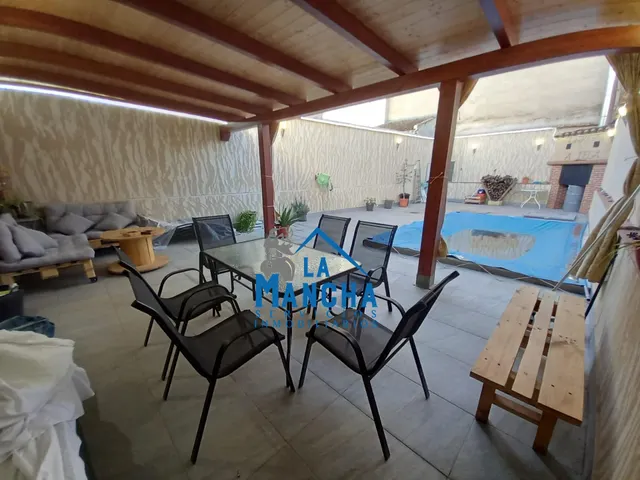 INMOBILIARIA LA MANCHA VENDE CASA BAJA CON TERRAZA Y PISCINA EN MADRIGUERAS ( ALBACETE ). — 12