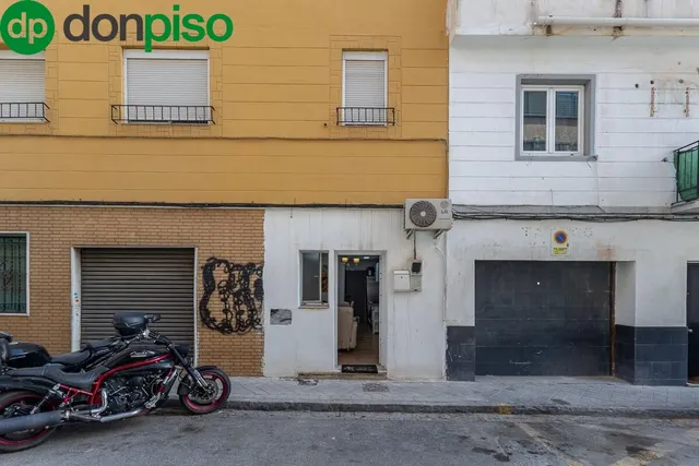 Local adaptado a vivienda en el Zaidin. — 16