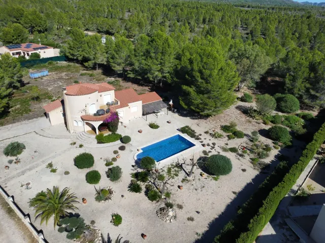 Chalet con piscina, gran parcela y licencia turística — 40