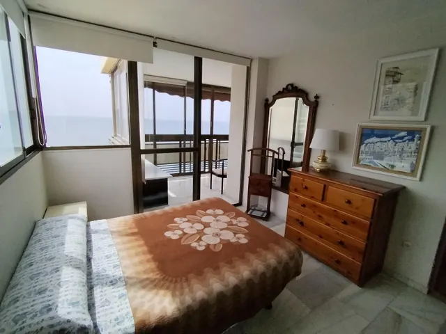 Apartamento de esquina con 2 dormitorios y terraza acristlada en 1 Linea playa Levante. — 13