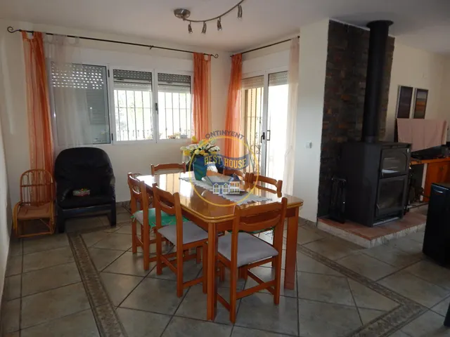 CHALET CON PISCINA Y VISTAS PRIVILEGIADAS. — 8