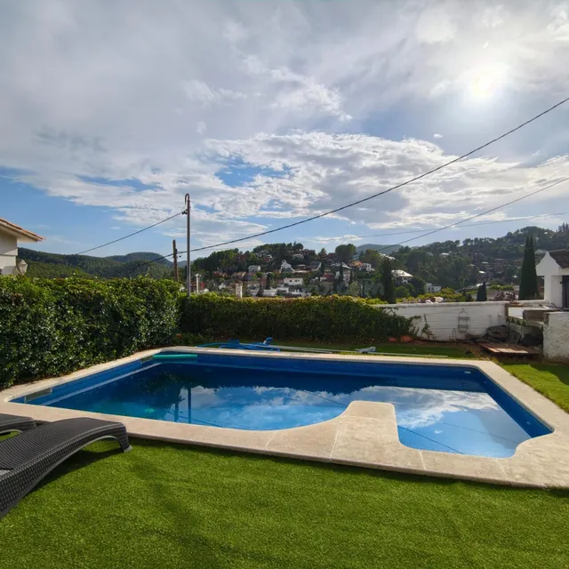 SE VENDE CASA INDEPENDIENTE CON PISCINA CON VISTAS EN CORBER - foto 3