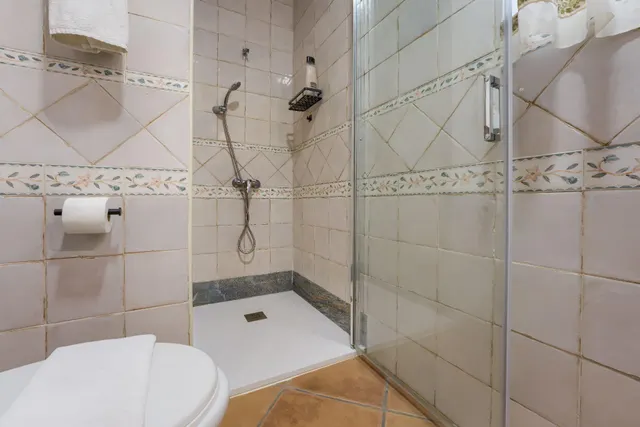 Espectacular chalet con piscina de diseño, jardín de 2.000 m2 y 4 dormitorios con baño propio — 26