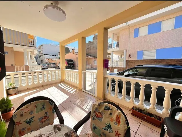 Amplia vivienda con terraza junto al mar