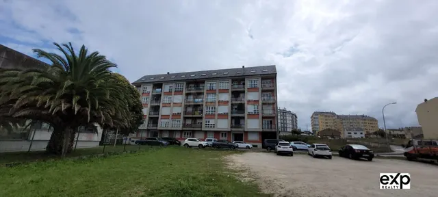 Amplio apartamento con balcón, piscina, garaje y vistas al m